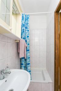 Koupelna v ubytování Family friendly apartments with a swimming pool Businci, Ciovo - 11232