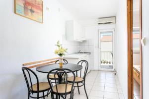 Kuchyň nebo kuchyňský kout v ubytování Family friendly apartments with a swimming pool Businci, Ciovo - 11232