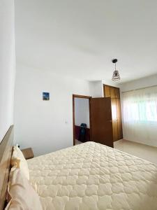 Voodi või voodid majutusasutuse Appartement centre oued laou avec piscine été toas