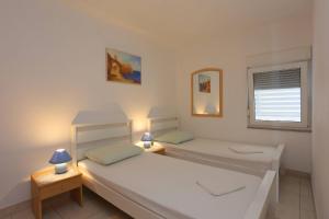 Postel nebo postele na pokoji v ubytování Family friendly apartments with a swimming pool Businci, Ciovo - 11232