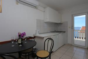 Kuchyň nebo kuchyňský kout v ubytování Family friendly apartments with a swimming pool Businci, Ciovo - 11232