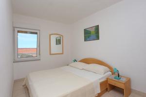 Postel nebo postele na pokoji v ubytování Family friendly apartments with a swimming pool Businci, Ciovo - 11232