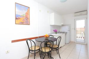 Kuchyň nebo kuchyňský kout v ubytování Family friendly apartments with a swimming pool Businci, Ciovo - 11232