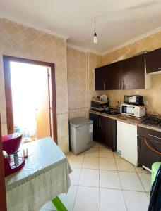 Kuchyň nebo kuchyňský kout v ubytování Appartement centre oued laou avec piscine été