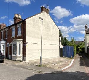 アリスバーリーにあるApartment with an Open-Plan Kitchen Living Roomの通り沿いにある白い建物