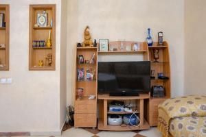 A television and/or entertainment centre at Villa de luxe vue sur mer