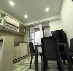 a kitchen with a dining room table and chairs at Rolling Gris in Funza