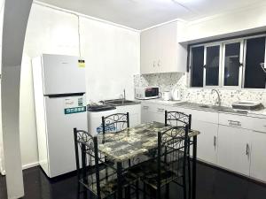 Kuchyň nebo kuchyňský kout v ubytování Great Holiday Home 2BDR Top Spot Labasa Jumanzuls Abode + 12 fotografií