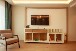 TV a/nebo společenská místnost v ubytování Casa Lumar Luxury Lodging- Adult Only