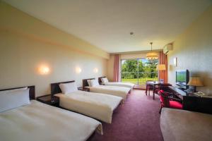 Postel nebo postele na pokoji v ubytování Tsumagoi Prince Hotel
