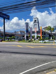 a city street with a clock tower in the background at BnB Ecostay in San José