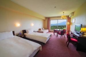 Postel nebo postele na pokoji v ubytování Tsumagoi Prince Hotel