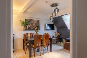 a dining room with a table and chairs at Le Gentleman in Orléans +17 photos