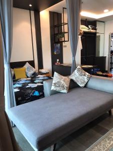 ein Wohnzimmer mit einer Couch und einem Bett in der Unterkunft LA VISTA BANGI Homestay in Bangi + 46 Fotos