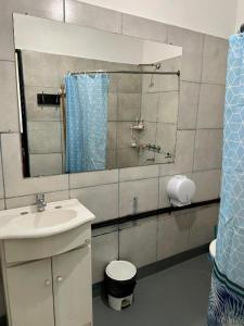une salle de bain avec un lavabo et un miroir dans l'établissement El kincho hostel bike, à La Cruz