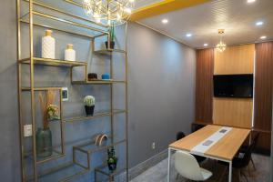 ラパスにあるIllampu Art Boutique Hotelのダイニングルーム(テーブル、テレビ付)