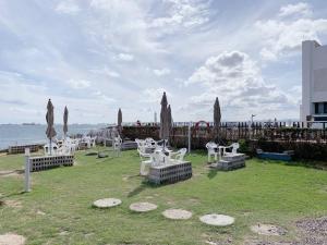 ウルサンにあるUlsan Guesthouseの白い椅子・傘の集団