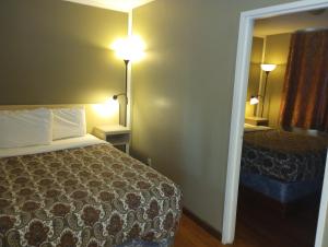Postel nebo postele na pokoji v ubytování Magnuson Hotel Creston