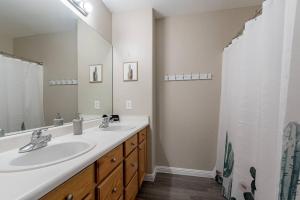 Gambar di galeri bagi Sleeps 11 with pool and putting green di Glendale