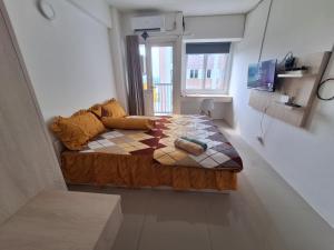 TV/trung tâm giải trí tại Grand Sentraland Karawang by DnA Rooms