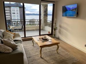 Μια τηλεόραση ή/και κέντρο ψυχαγωγίας στο Departamento moderno con vista al lago Villarrica y piscina