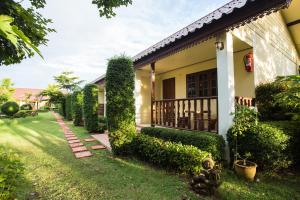 a house with a yard with green plants at Suan Luang Garden View in Nong Khai