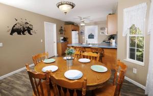 Gallery image of Peace at the River in Pigeon Forge +30 photos