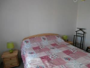 a bedroom with a bed with a quilt on it at Le Barcarès - Villa T3 Coquette - Résidence Calme - Proche Plage, Port, et Village - Parking Privé - FR-1-799-38 in Le Barcarès