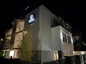 Un edificio con un cartel al costado. en ANNA rooms and apartments, en Mielno