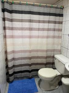 Vannituba majutusasutuses Cómoda habitación en casa de Ñuñoa