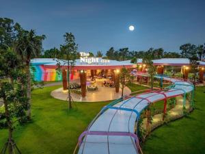 Swimmingpoolen hos eller tæt på Villa A16 view hồ Bách Thanh Flamingo Đại Lải Resort