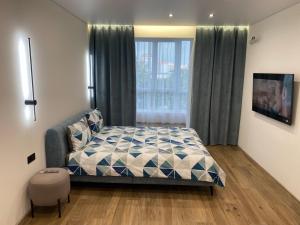 a bedroom with a bed in front of a window at Апартаменти в районі АВТОВОКЗАЛУ Поблизу Обласноі лікарні ЖК Great House,ЖК Арена in Rivne