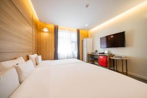 Suncheon Hound Hotel Suncheon Station Branch客房内的一张或多张床位