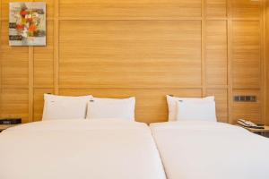Suncheon Hound Hotel Suncheon Station Branch客房内的一张或多张床位