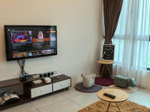 TV a/nebo společenská místnost v ubytování Sky Suite Meritus Residence in Perai