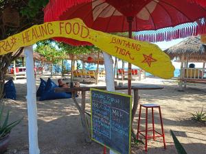 Bintang Tiga Bungalows Gili Air餐厅或其他用餐的地方