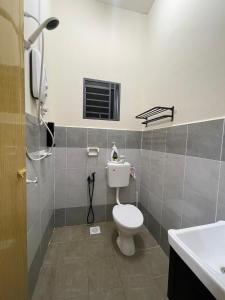 Ένα μπάνιο στο D’Kayangan Homestay BBSAP Sitiawan
