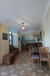 Kuchyň nebo kuchyňský kout v ubytování Syune Mini Hotel
