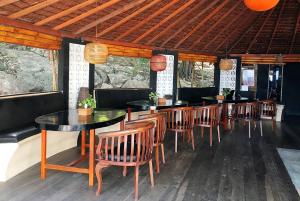 TV a/nebo společenská místnost v ubytování Prince John Dive Resort