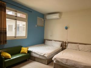 Ein Bett oder Betten in einem Zimmer der Unterkunft 市區背包客棧-有套房及包棟