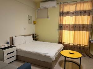 Ein Bett oder Betten in einem Zimmer der Unterkunft 市區背包客棧-有套房及包棟