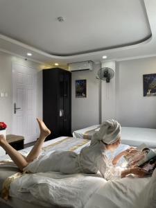 Postel nebo postele na pokoji v ubytování HK HOTEL Trung Kính + 2 fotografie