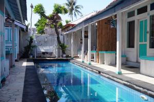 a swimming pool next to a house at Kushak bungalow Gili Trawangan in Gili Trawangan +15 photos