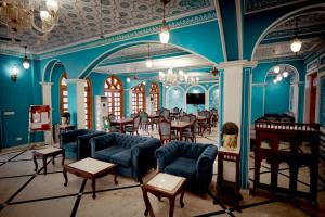 Posezení v ubytování Umaid Farm Resort- A Legancy Vintage Stay In Jaipur