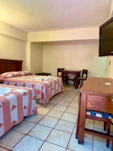 Uma TV ou centro de entretenimento em Hotel Hacienda María Eugenia Acapulco