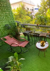 een groep stoelen en tafels op een balkon bij ZEN Hotel Patong Beach -ex- miami Production in Patong Beach +27 foto's