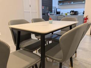 Kuchyň nebo kuchyňský kout v ubytování Sky Suite Meritus Residence in Perai + 37 fotografií