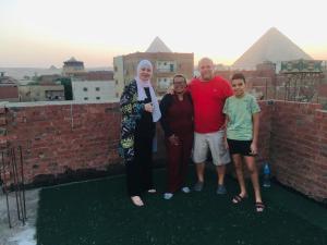 משפחה שוהה ב-Merit Pyramids View