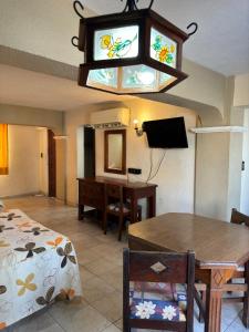 Uma TV ou centro de entretenimento em Hotel Hacienda María Eugenia Acapulco