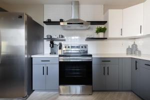 Kuchyň nebo kuchyňský kout v ubytování Modern Chic Condo In Midtown W Pool & Hot Tub